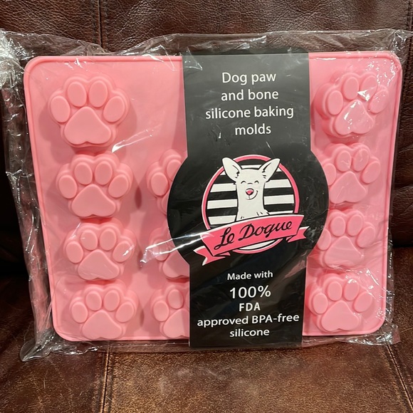 Le Dogue Other - NWT Le Dogue treat baking molds
